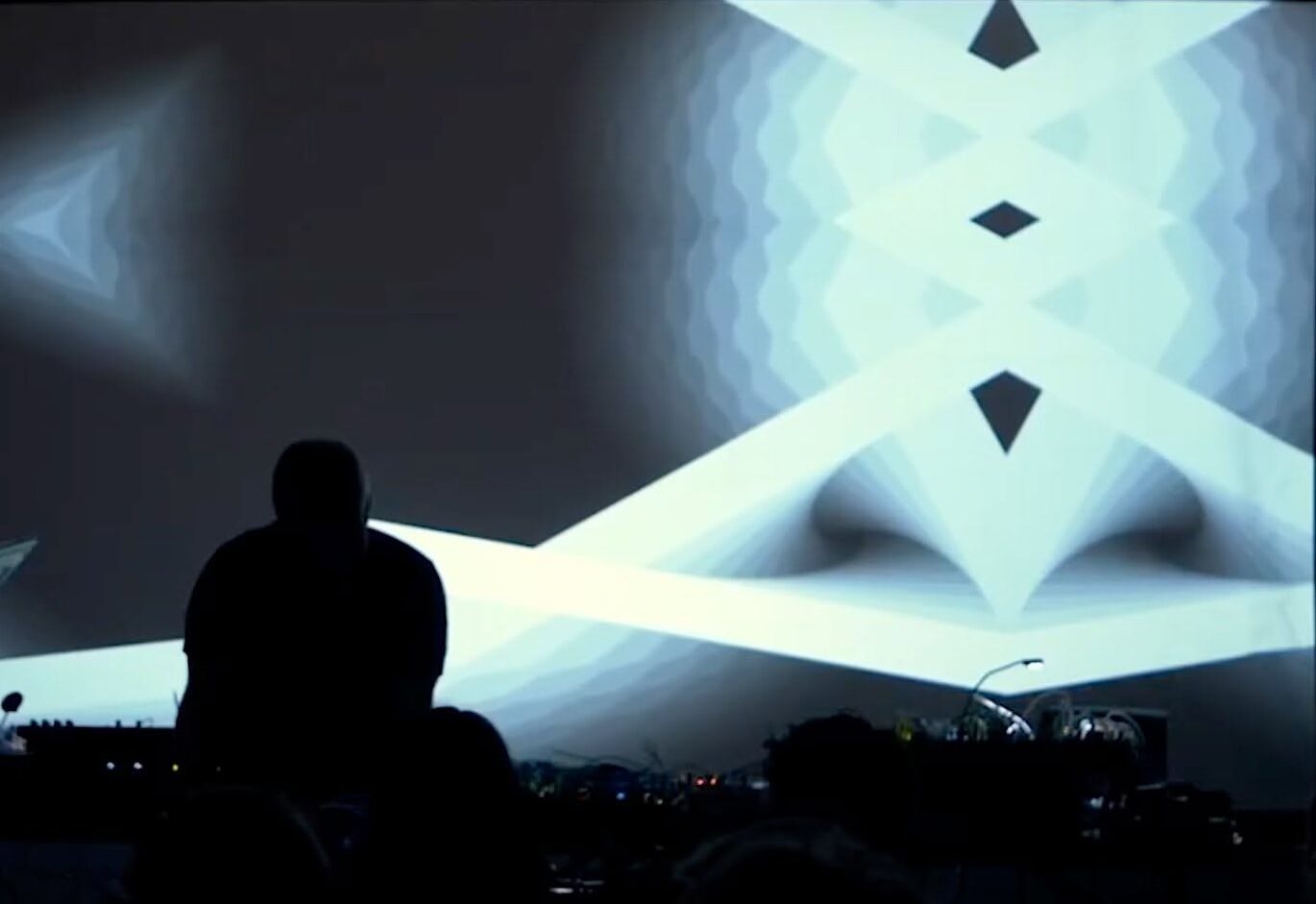 Lars Kivig performing live